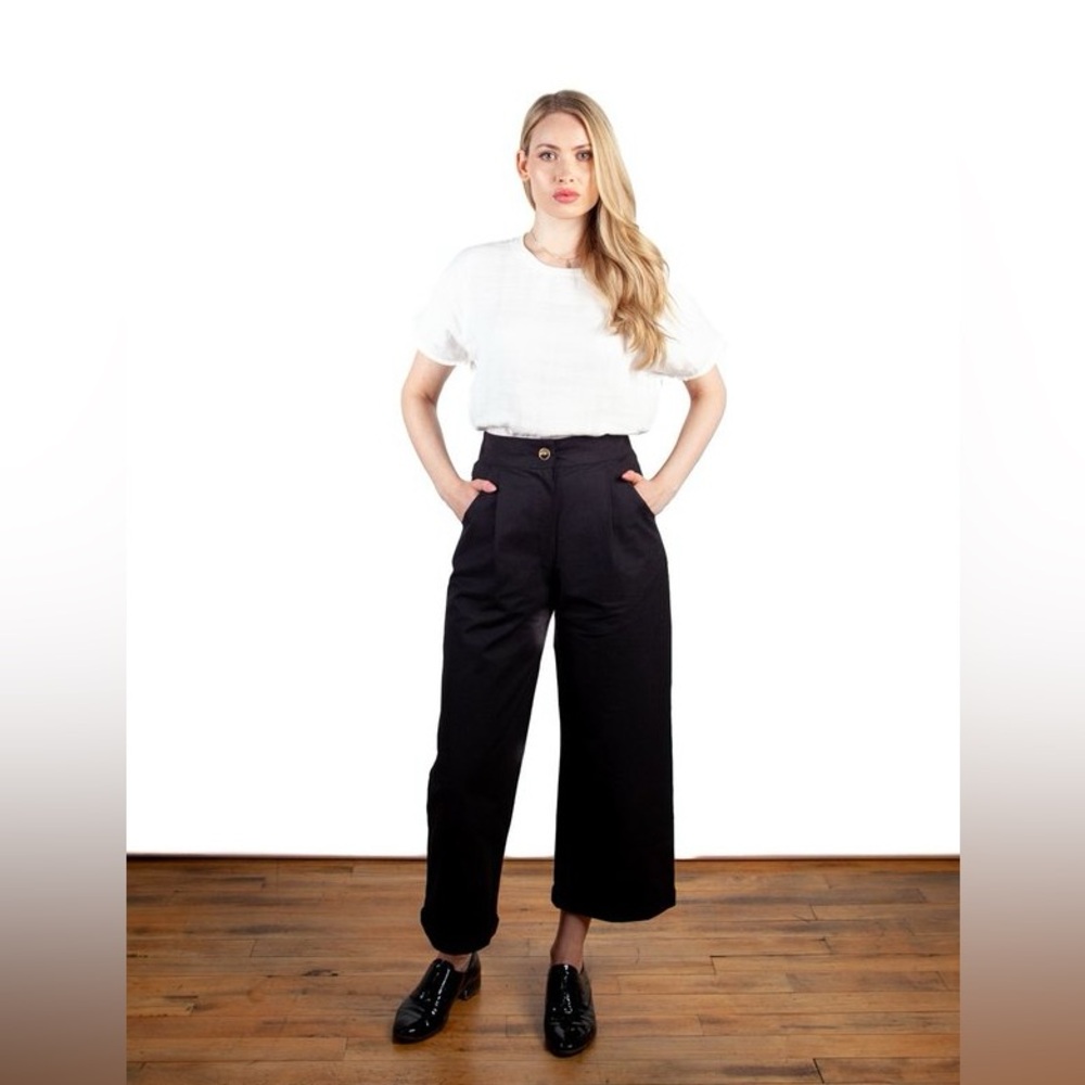 Daytime People (Maggie Jayne) Cropped Wide Leg Trousers in Black